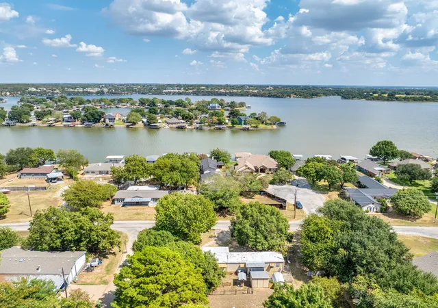 Photo 2 of Manufactured home for sale at 1709 E Apache Trl, Granbury, TX 76048 | MLS# 21389888 | Listing updated on 2026-09-28