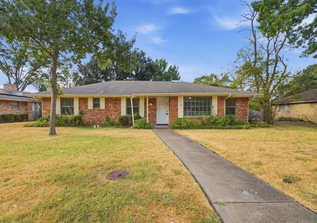 Photo 1 of Sale Pending at 316 Ray Ave, De Soto, TX 75115 | MLS# 21392470 | Listing updated on 2026-09-30