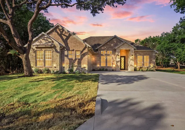 Single family home for sale at 24006 Oak Shadow Dr, Whitney, TX 76692 | MLS# 21392521
