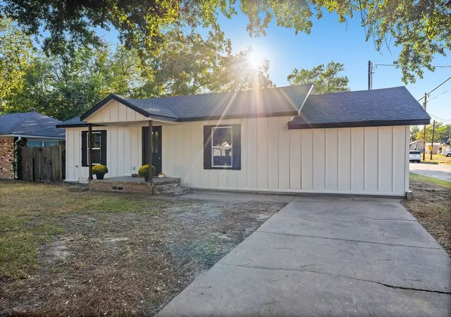 Photo 2 of Single family home for sale at 1047 Davis St N, Sulphur Springs, TX 75482 | MLS# 21391955 | Listing updated on 2026-09-22
