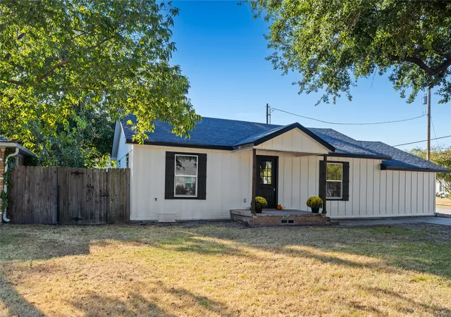 Photo 3 of Single family home for sale at 1047 Davis St N, Sulphur Springs, TX 75482 | MLS# 21391955 | Listing updated on 2026-09-22