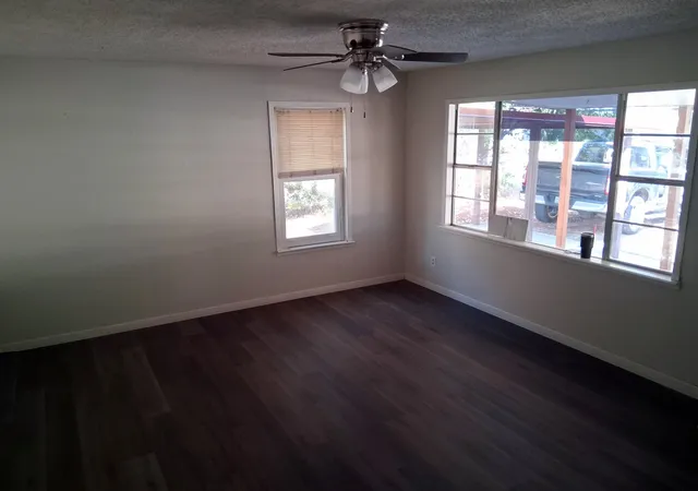 Photo 3 of Single family home for sale at 306 S Oak Ln, Tolar, TX 76476 | MLS# 21392550 | Listing updated on 2026-09-30
