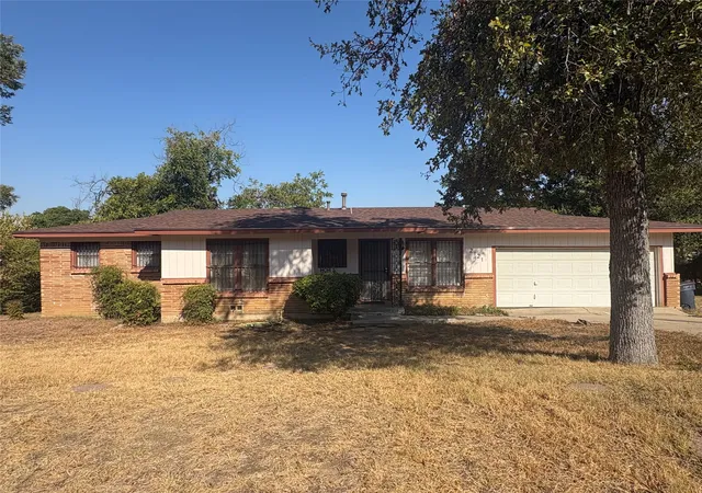 Single family home for sale at 2121 Kingsdale Dr, Fort Worth, TX 76119 | MLS# 21392552