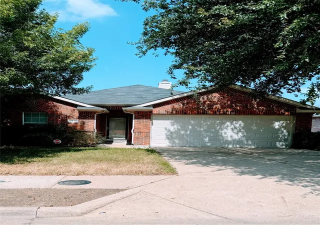 Photo 2 of Sale Pending at 2835 Bronco Dr, Dallas, TX 75237 | MLS# 21392595 | Listing updated on 2026-10-02