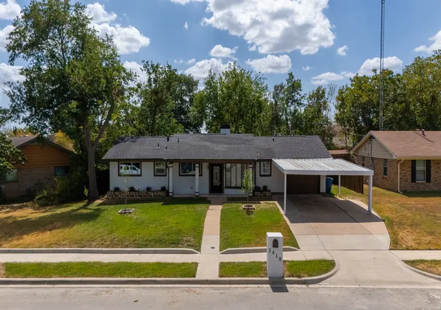 Photo 2 of Single family home for sale at 1418 Royal Dr, Kaufman, TX 75142 | MLS# 21392617 | Listing updated on 2026-09-22