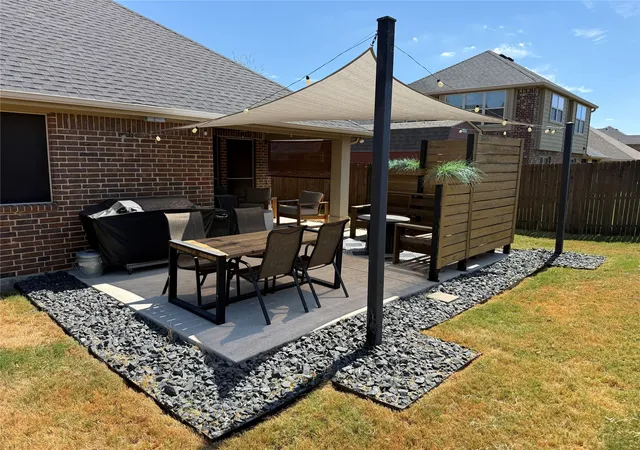 Photo 3 of Single family home for sale at 913 Ml Pond Dr, Midlothian, TX 76065 | MLS# 21392312 | Listing updated on 2026-09-29