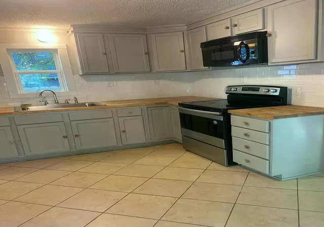 Photo 3 of Multi family home for sale at 330 E Thompson St, Jacksboro, TX 76458 | MLS# 21366933 | Listing updated on 2026-09-22
