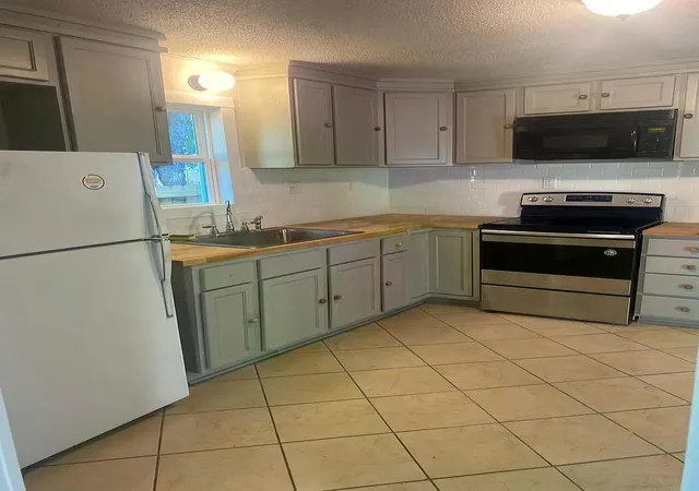 Photo 4 of Multi family home for sale at 330 E Thompson St, Jacksboro, TX 76458 | MLS# 21366933 | Listing updated on 2026-09-22