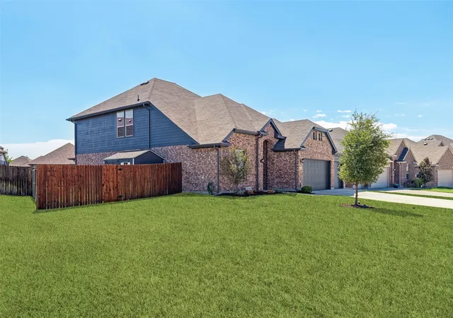 Photo 2 of Sale Pending at 501 Williams Way, Van Alstyne, TX 75495 | MLS# 21389783 | Listing updated on 2026-10-02
