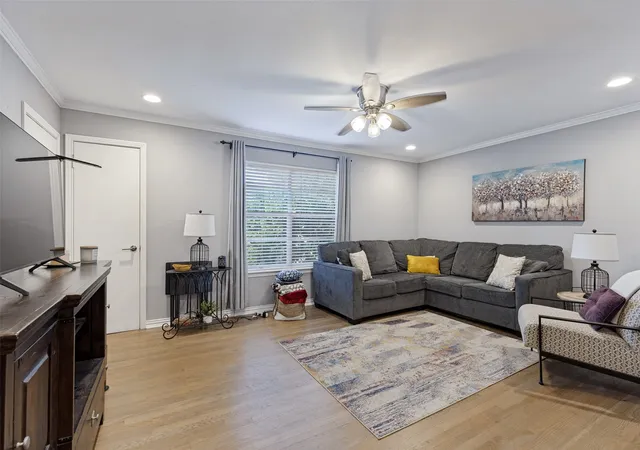Listing Photo 4 - Condo for sale in building located at 5827 Sandhurst Ln, Dallas, TX 75206 - Unit #C