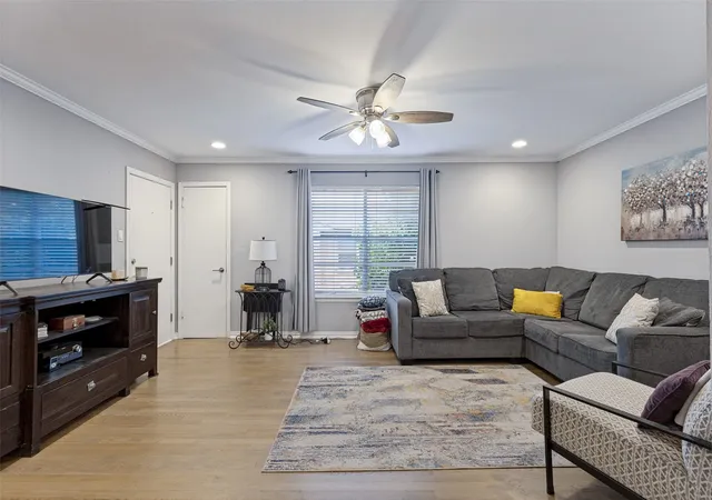 Listing Photo 5 - Condo for sale in building located at 5827 Sandhurst Ln, Dallas, TX 75206 - Unit #C