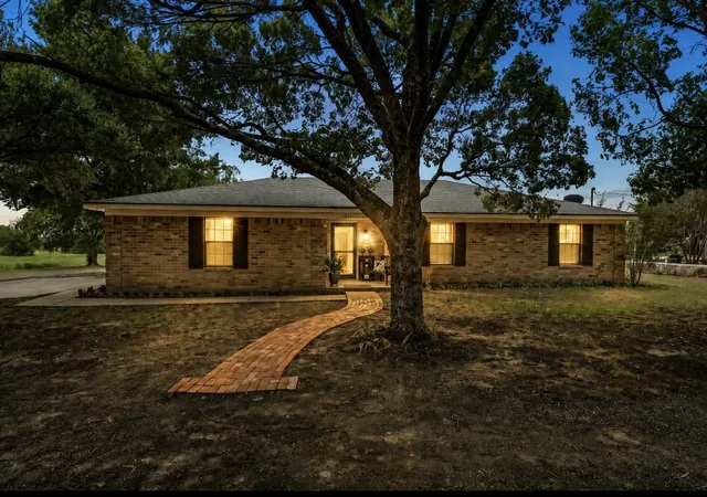 Photo 1 of Single family home for sale at 3517 W Moonlight Dr, Robinson, TX 76706 | MLS# 21392719 | Listing updated on 2026-09-22