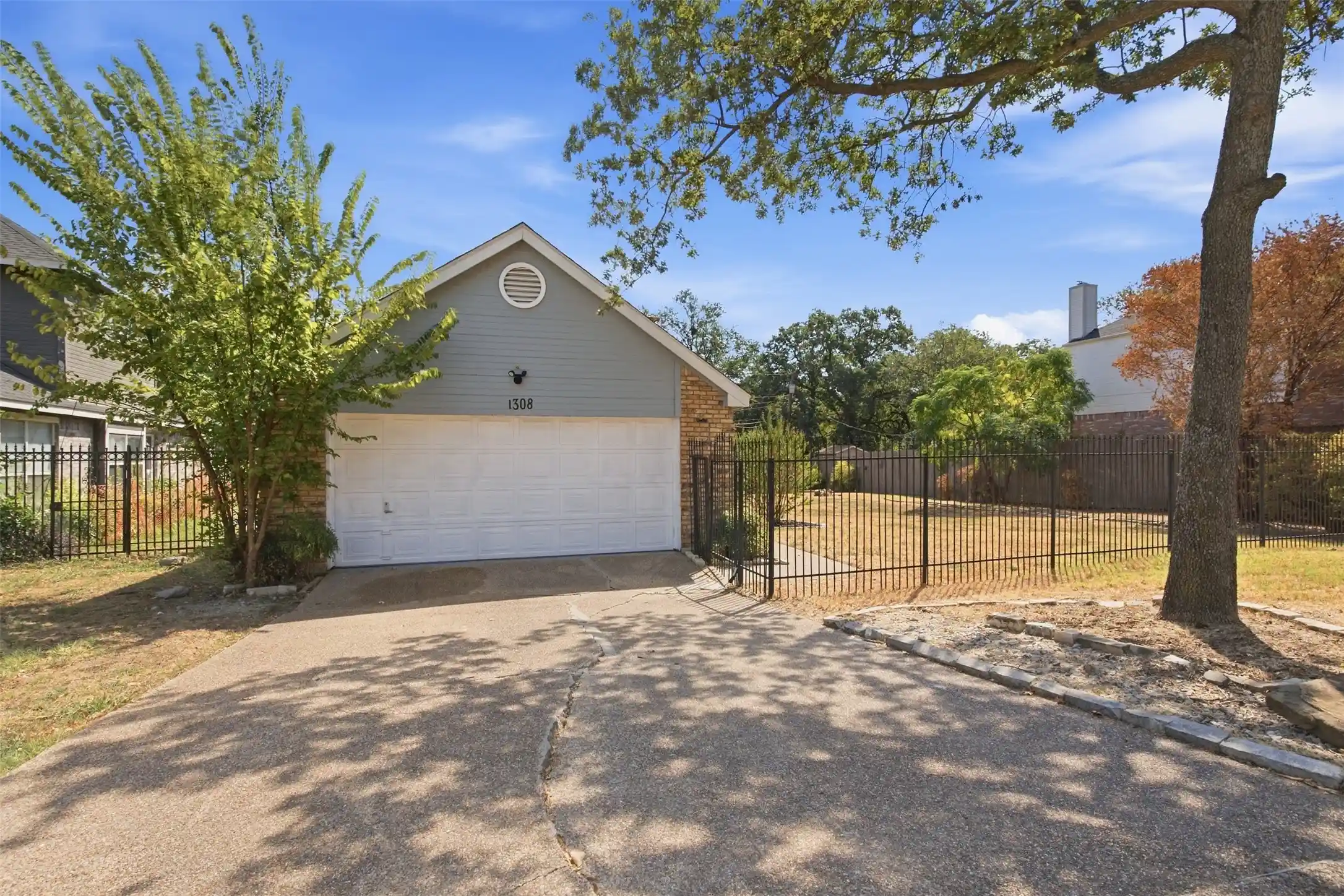 Photo 1 of Single family home for sale at 1308 Carver Ln, Irving, TX 75061 | MLS# 21392416 | Listing updated on 2026-10-24