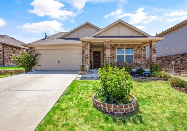 Photo 2 of Single family home for sale at 2929 Spotted Fawn Dr, Fort Worth, TX 76108 | MLS# 21386514 | Listing updated on 2026-09-28