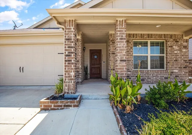 Photo 3 of Single family home for sale at 2929 Spotted Fawn Dr, Fort Worth, TX 76108 | MLS# 21386514 | Listing updated on 2026-09-28