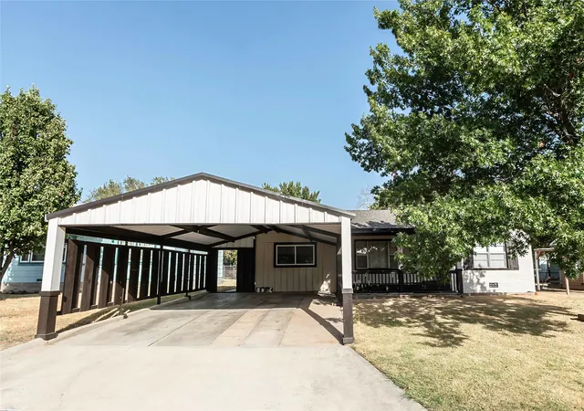 Photo 1 of Single family home for sale at 105 Benton St, Nocona, TX 76255 | MLS# 21386146 | Listing updated on 2026-09-23
