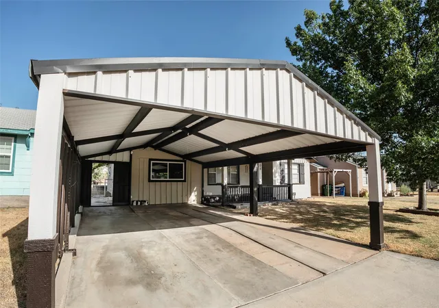 Photo 2 of Single family home for sale at 105 Benton St, Nocona, TX 76255 | MLS# 21386146 | Listing updated on 2026-09-23