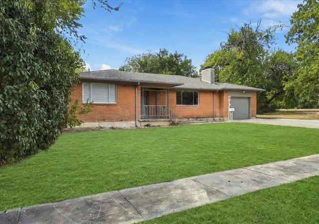 Photo 3 of Single family home for sale at 420 N Cleveland Ave, Sherman, TX 75090 | MLS# 21392793 | Listing updated on 2026-09-23
