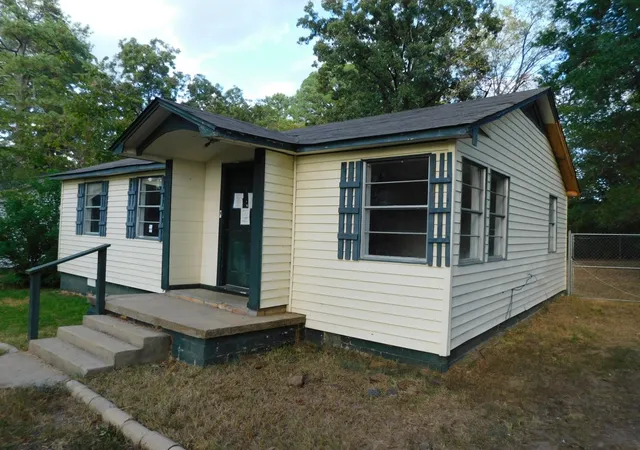 Photo 3 of Single family home for sale at 1513 S Walker St, Hope, AR 71801 | MLS# 21392813 | Listing updated on 2026-09-23