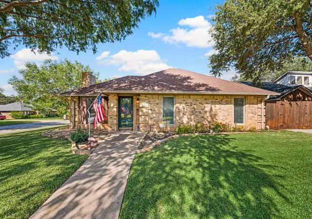 Photo 1 of Sale Pending at 1401 Sandpiper St, Grapevine, TX 76051 | MLS# 21392414 | Listing updated on 2026-10-08