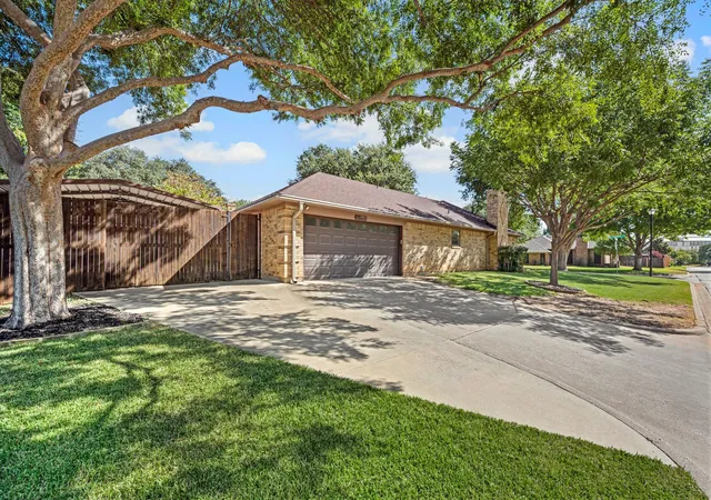 Photo 3 of Sale Pending at 1401 Sandpiper St, Grapevine, TX 76051 | MLS# 21392414 | Listing updated on 2026-10-08