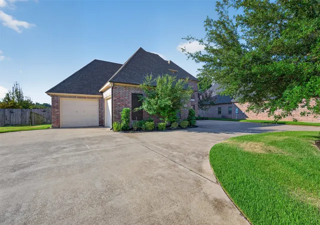 Photo 3 of Single family home for sale at 9522 Milbank Dr, Shreveport, LA 71115 | MLS# 21388108 | Listing updated on 2026-09-23