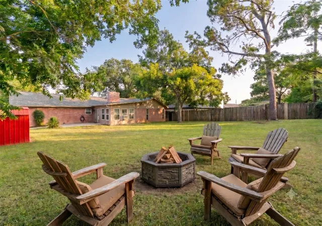 Photo 2 of Single family home for sale at 909 N Dove Rd, Grapevine, TX 76051 | MLS# 21392948 | Listing updated on 2026-10-08