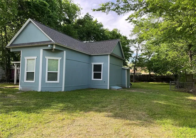 Photo 1 of Single family home for sale at 621 E 8th Street, Bonham, TX 75418 | MLS# 21392996 | Listing updated on 2026-09-23