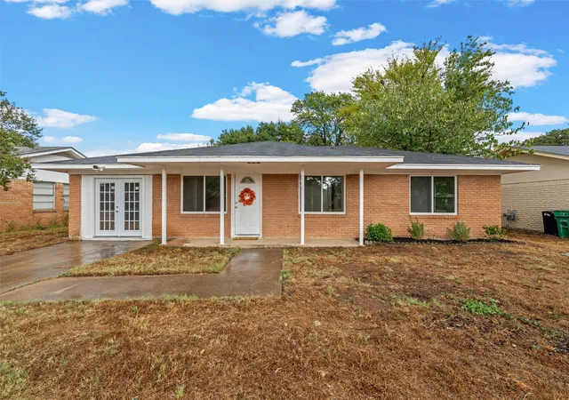 Photo 1 of Sale Pending at 311 S Barbara St, Waco, TX 76705 | MLS# 21392084 | Listing updated on 2026-10-02