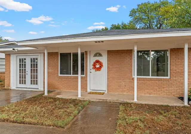 Photo 2 of Sale Pending at 311 S Barbara St, Waco, TX 76705 | MLS# 21392084 | Listing updated on 2026-10-02