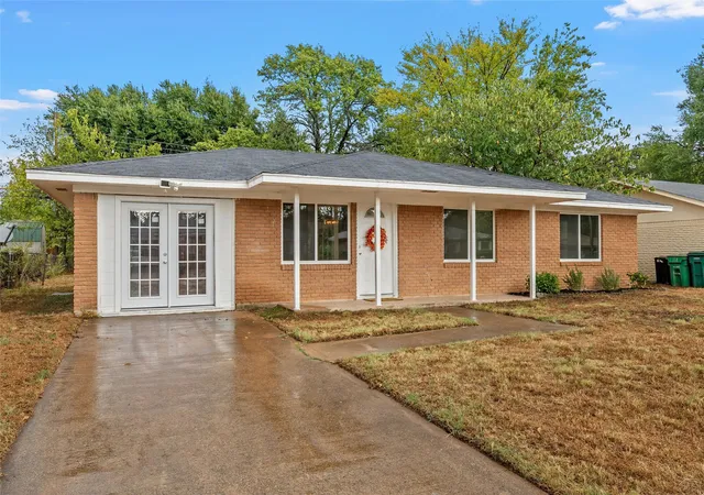 Photo 3 of Sale Pending at 311 S Barbara St, Waco, TX 76705 | MLS# 21392084 | Listing updated on 2026-10-02