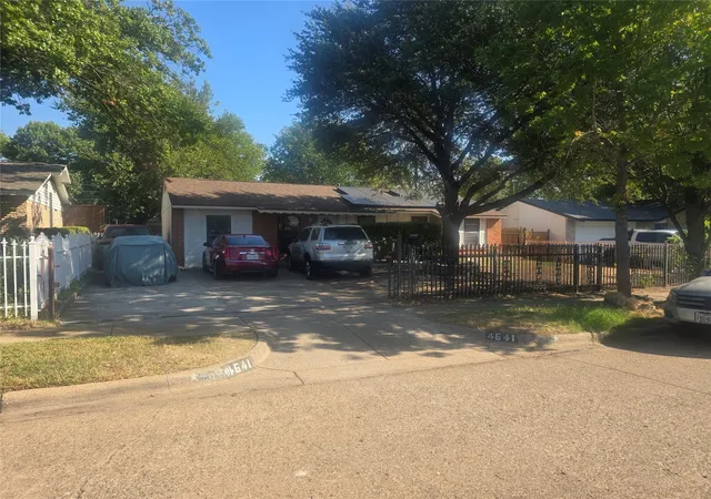 Single family home for sale at 4641 Silver Lake Dr, Dallas, TX 75211 | MLS# 21390396