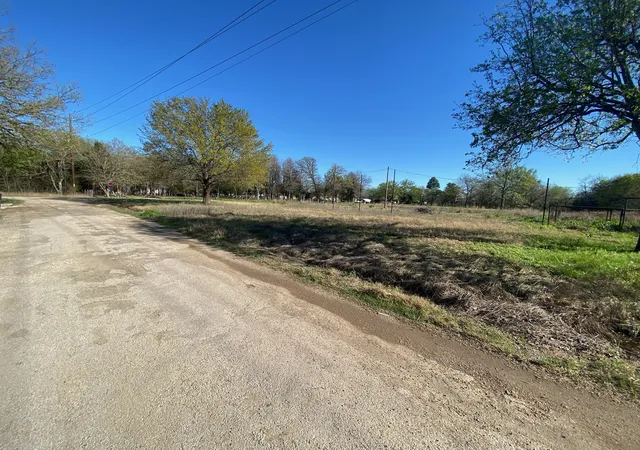 Photo 2 of Single family home for sale at 421 Kelly Ln, Kemp, TX 75143 | MLS# 21393139 | Listing updated on 2026-09-26