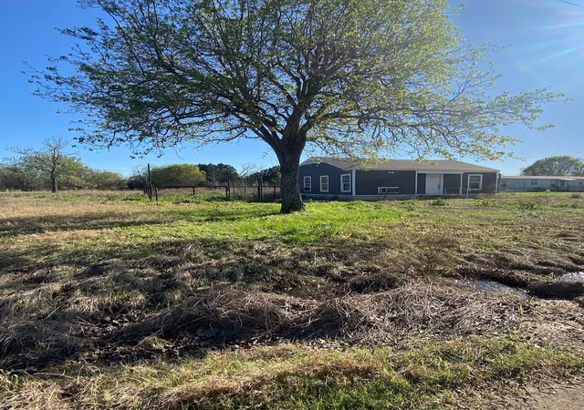 Photo 3 of Single family home for sale at 421 Kelly Ln, Kemp, TX 75143 | MLS# 21393139 | Listing updated on 2026-09-26