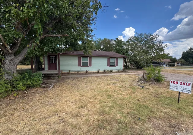 Photo 1 of Sale Pending at 4003 Cherokee Ct, Granbury, TX 76048 | MLS# 21393177 | Listing updated on 2026-10-09