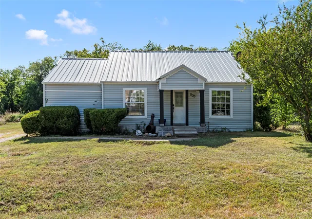 Single family home for sale at 808 N Main St, Kemp, TX 75143 | MLS# 21391277