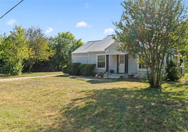 Photo 2 of Single family home for sale at 808 N Main St, Kemp, TX 75143 | MLS# 21391277 | Listing updated on 2026-10-09