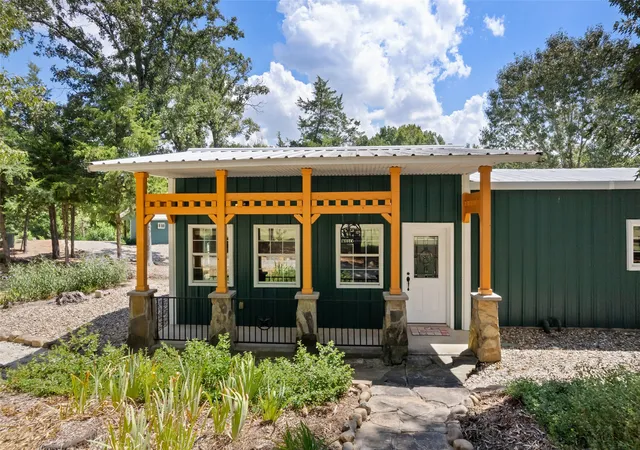Photo 3 of Single family home for sale at 1562 Se County Rd 4115, Mount Vernon, TX 75457 | MLS# 21393191 | Listing updated on 2026-09-23