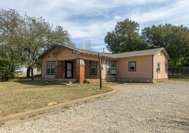 Photo 2 of Single family home for sale at 3304 Fm 1821, Mineral Wells, TX 76067 | MLS# 21393262 | Listing updated on 2026-10-09