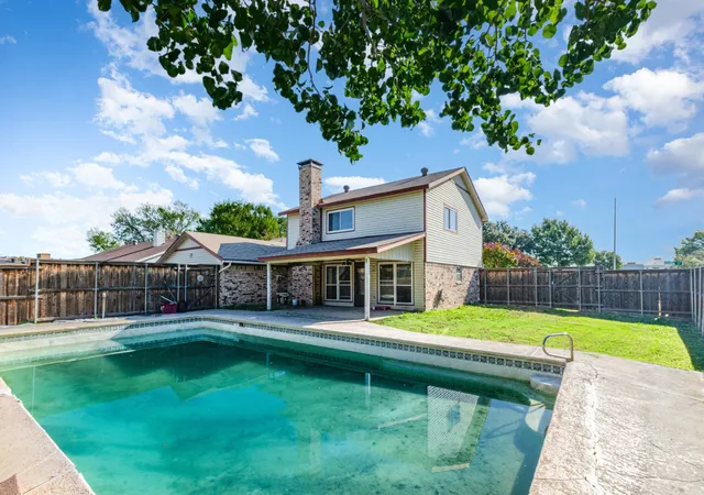 Photo 4 of Single family home for sale at 586 Abilene Dr, Lewisville, TX 75067 | MLS# 21393257 | Listing updated on 2026-09-24
