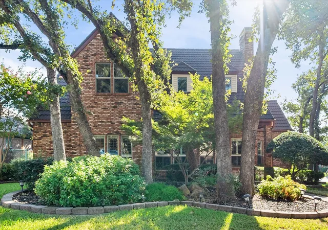 Photo 1 of Single family home for sale at 2109 Van Hook Ct, Arlington, TX 76013 | MLS# 21382762 | Listing updated on 2026-10-04