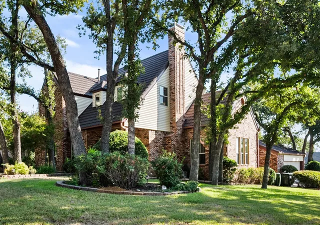 Photo 2 of Single family home for sale at 2109 Van Hook Ct, Arlington, TX 76013 | MLS# 21382762 | Listing updated on 2026-10-04