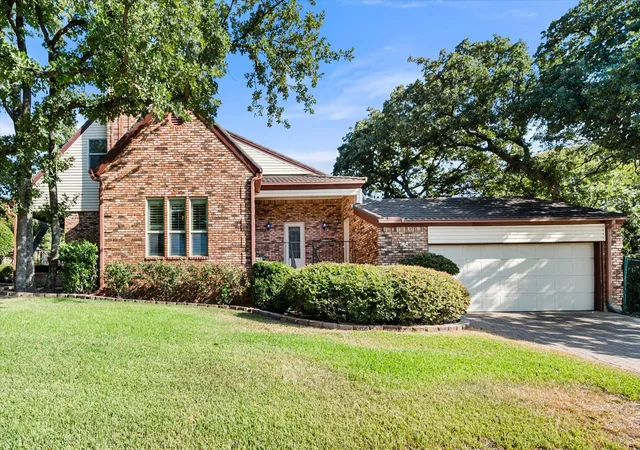 Photo 3 of Single family home for sale at 2109 Van Hook Ct, Arlington, TX 76013 | MLS# 21382762 | Listing updated on 2026-10-04