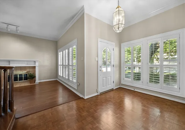 Photo 4 of Single family home for sale at 2109 Van Hook Ct, Arlington, TX 76013 | MLS# 21382762 | Listing updated on 2026-10-04