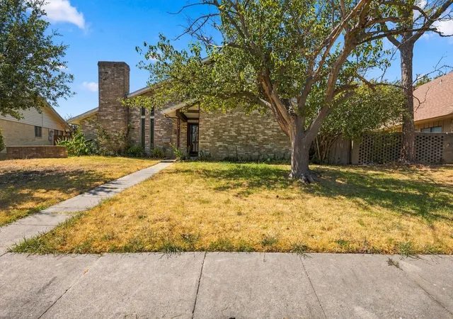 Single family home for sale at 2721 Vancouver St, Irving, TX 75062 | MLS# 21387771