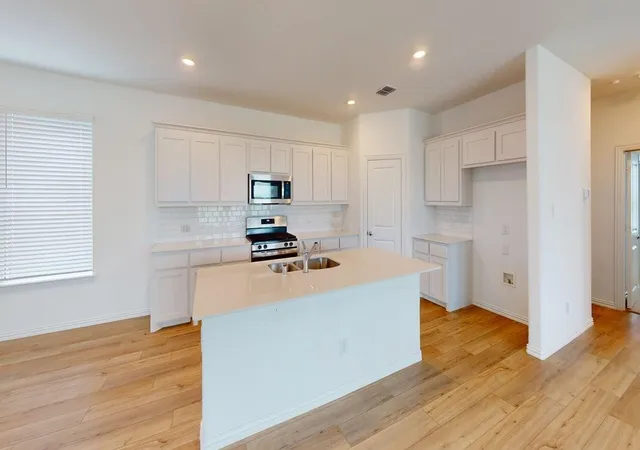 Photo 3 of Single family home for sale at 3750 Honey Daisy Dr, Crandall, TX 75114 | MLS# 21393214 | Listing updated on 2026-10-09