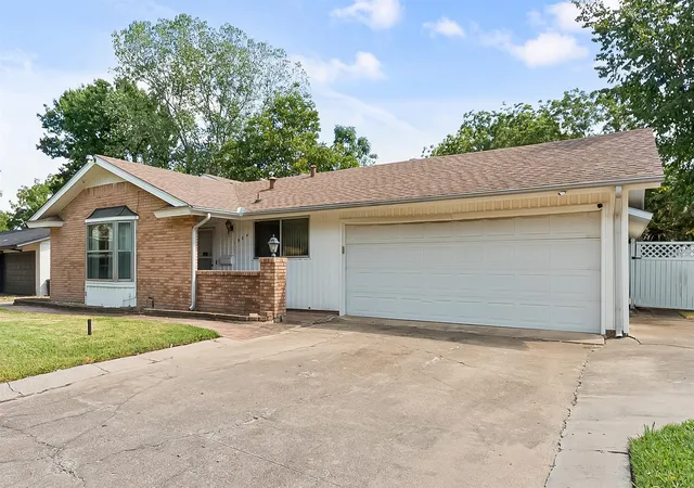 Photo 3 of Single family home for sale at 1924 Canterbury St, Irving, TX 75062 | MLS# 21390568 | Listing updated on 2026-09-24