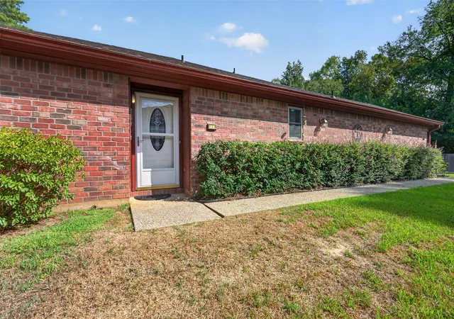 Photo 1 of Sale Pending at 164 Fountain View Dr, Shreveport, LA 71118 | MLS# 21392749 | Listing updated on 2026-10-03