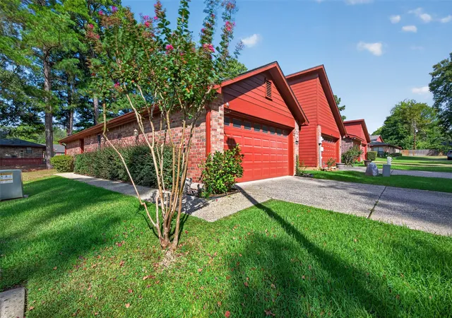 Photo 2 of Sale Pending at 164 Fountain View Dr, Shreveport, LA 71118 | MLS# 21392749 | Listing updated on 2026-10-03