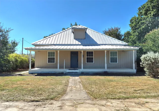 Single family home for sale at 408 E Housley St, Strawn, TX 76475 | MLS# 21392415